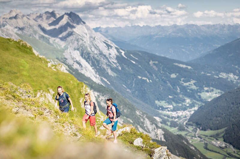Wandern mit den Freundinnen in St. Anton am Arlberg